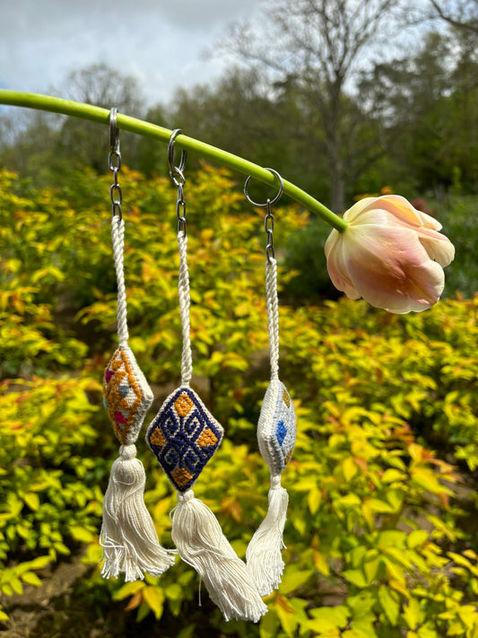 White Raíces Pendant