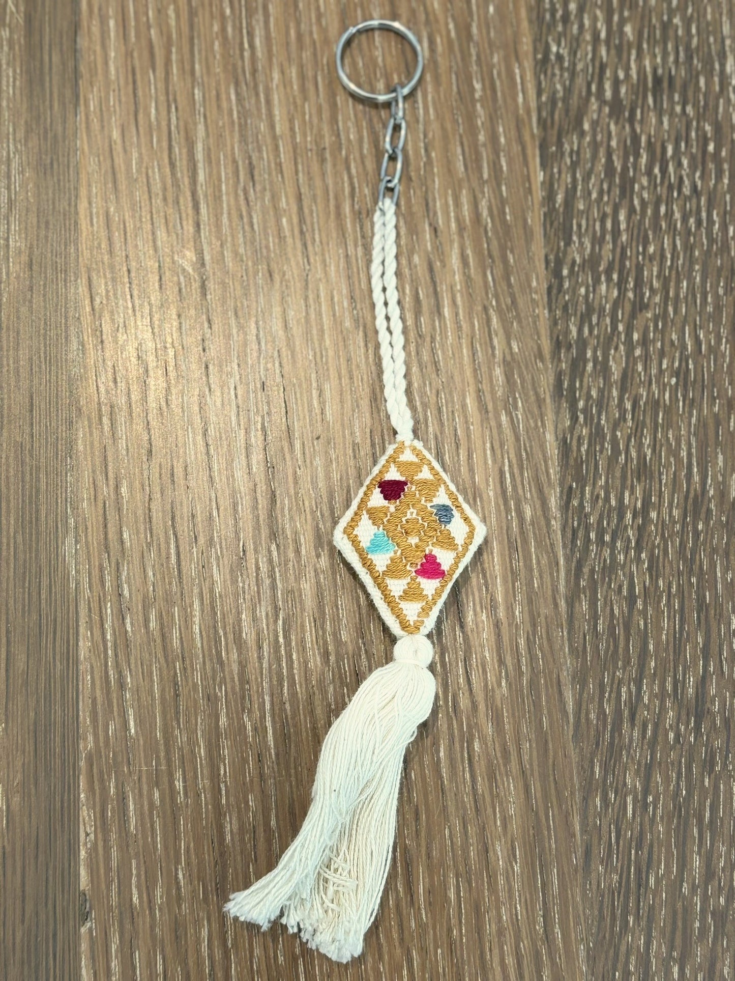 White Raíces Pendant