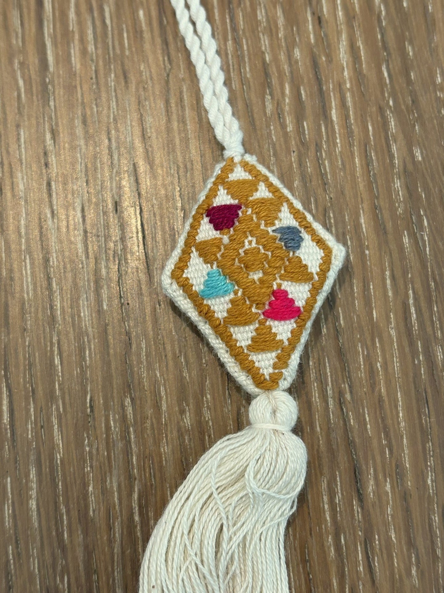 White Raíces Pendant