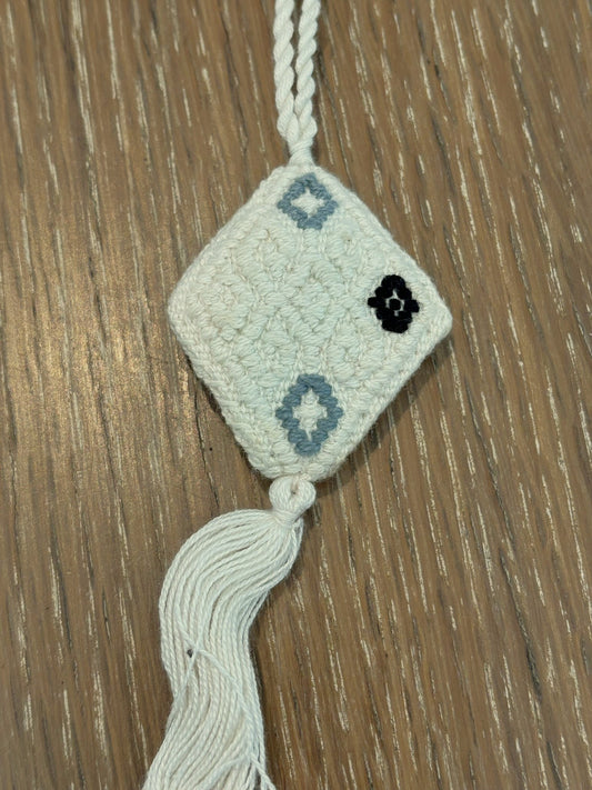 White Raíces Pendant